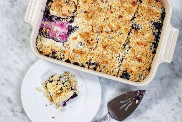 delicious keto dessert recip: keto blueberry cream cheese crumble