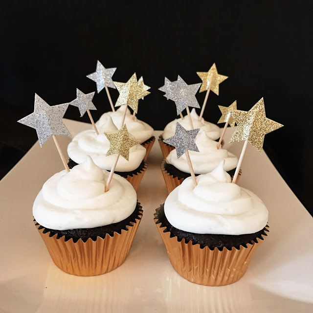 oscar watch party food ideas: cupcakes with star cupcake toppers