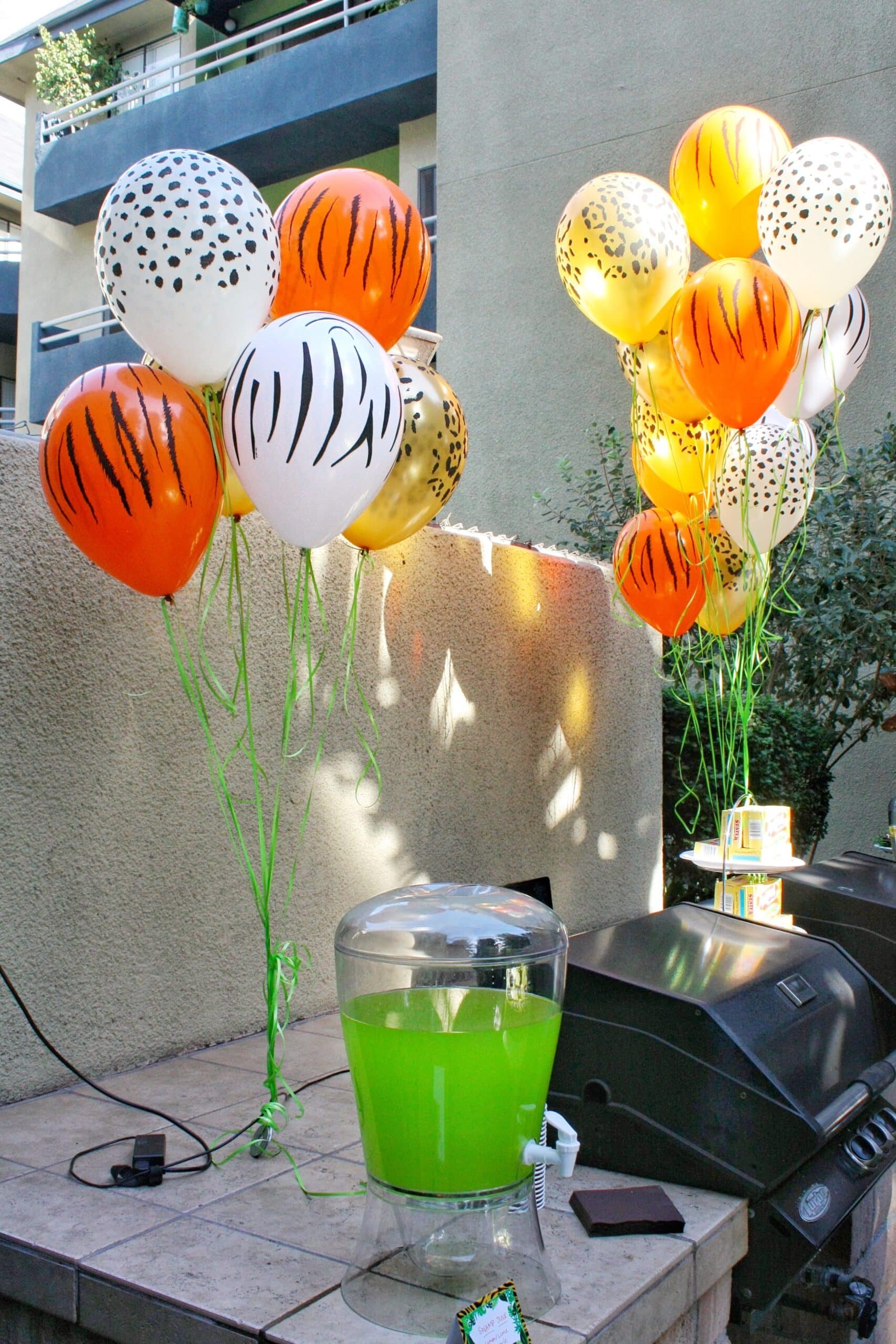 safari themed 1st birthday - balloons and drinks