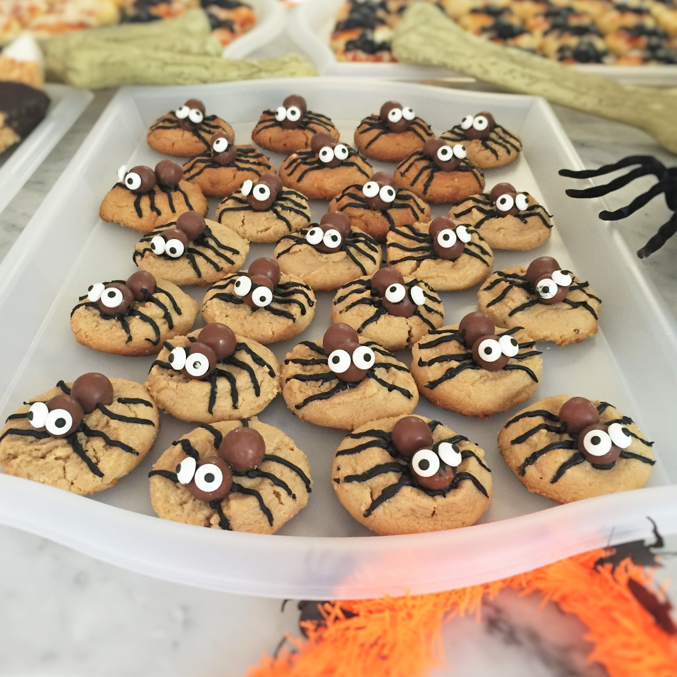 Peanut Butter Spider Cookies (easy kid-friendly Halloween party food)
