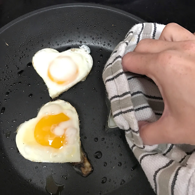how to make heart shaped eggs
