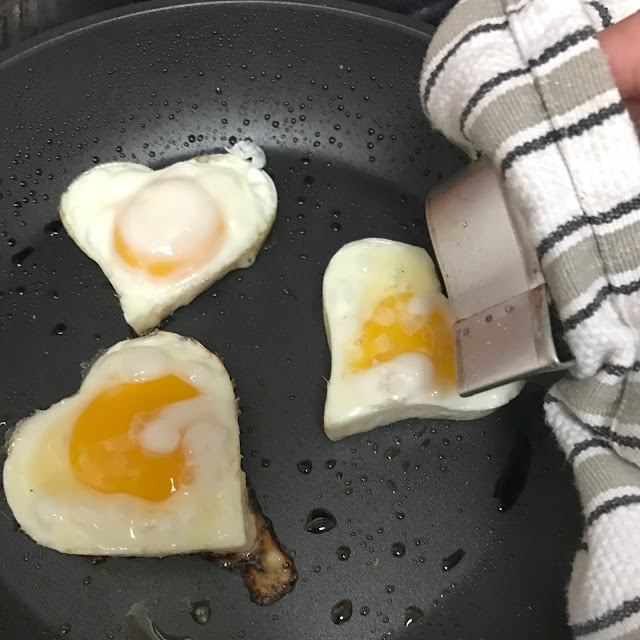 how to make heart shaped eggs