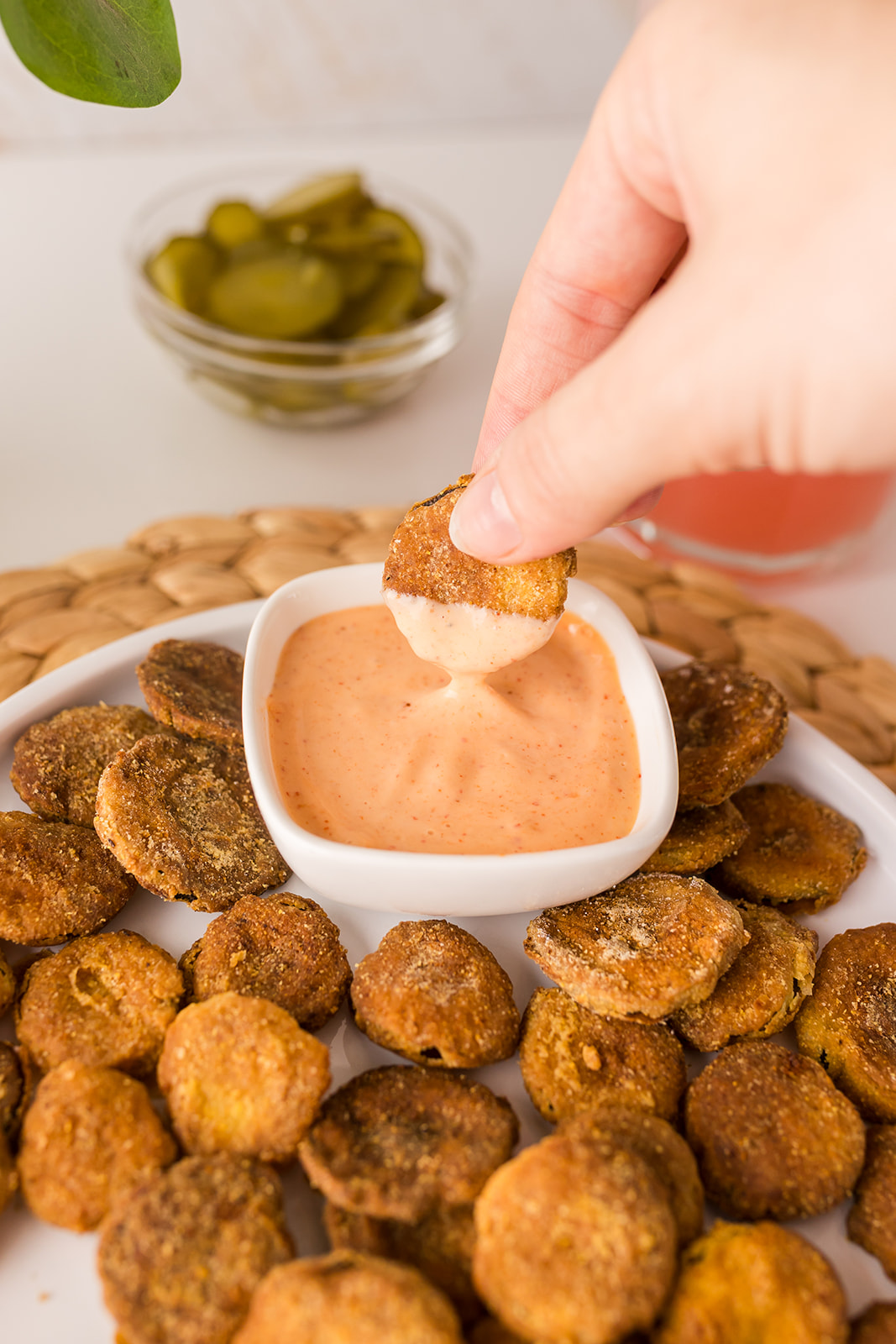 air fryer fried pickles recipe with sriracha mayo dipping sauce