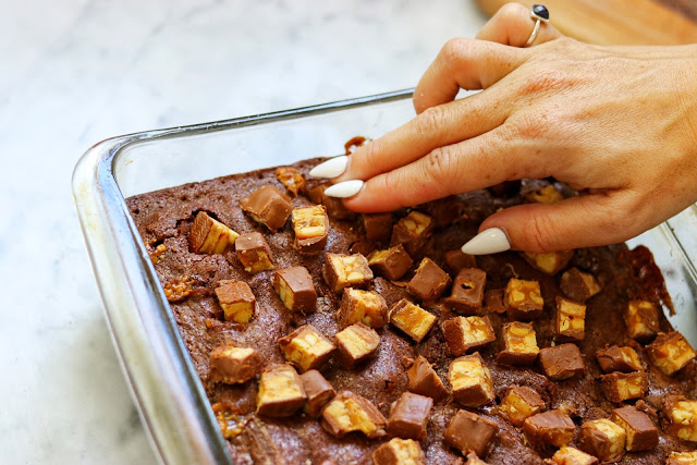 how to make snickers brownies