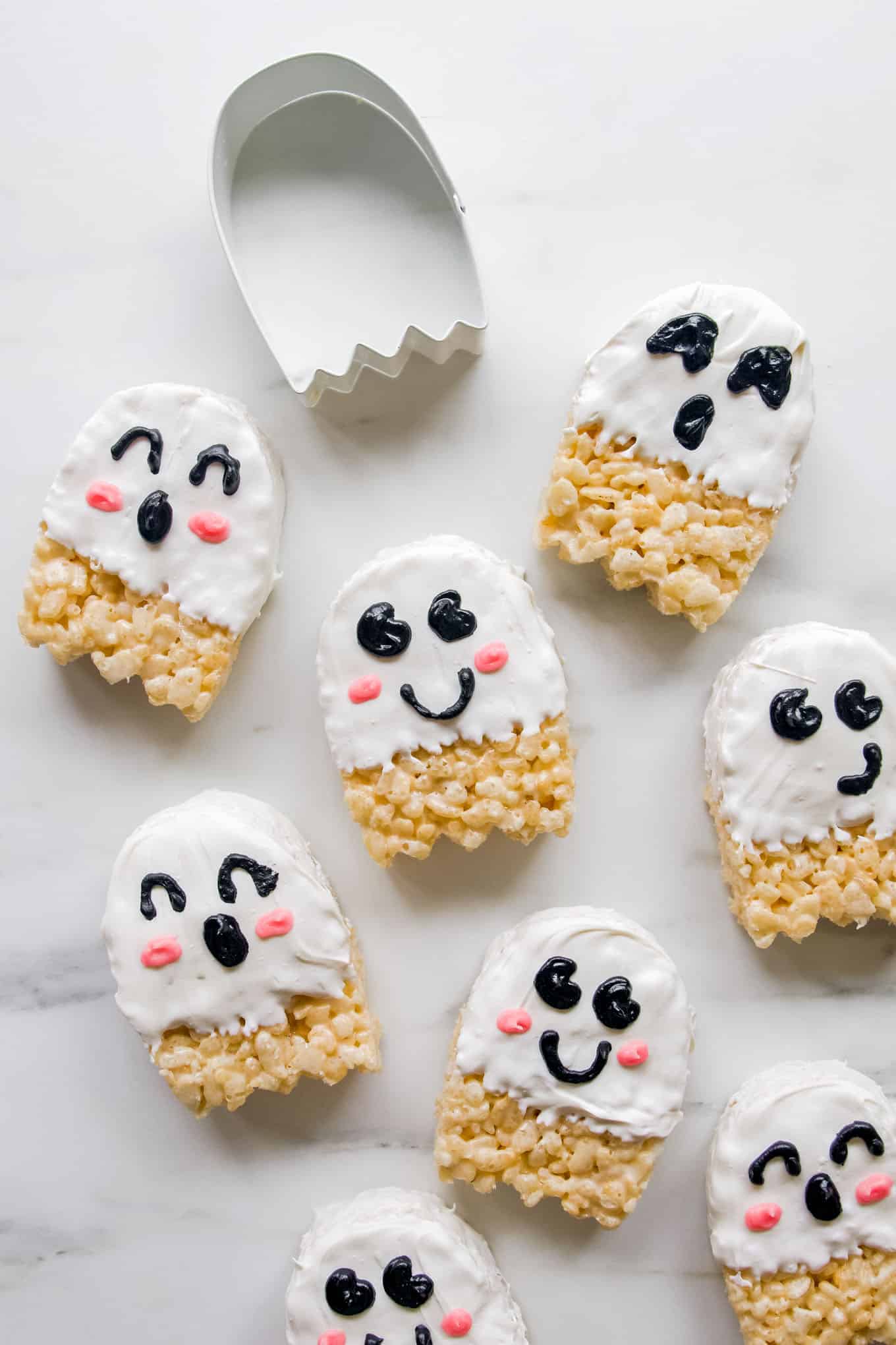 Easy Halloween food ideas for kids: Cute Ghost Rice Krispie Treats