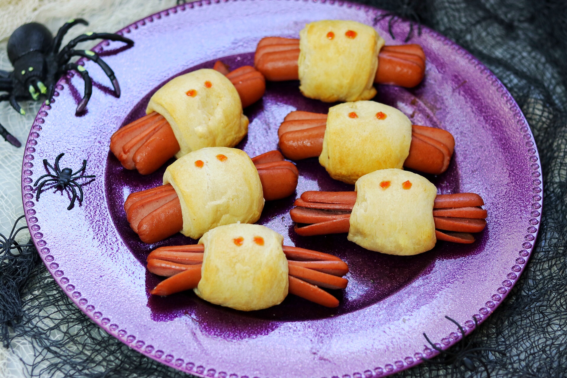 Kid-friendly Halloween food ideas: Spooky Spider Dogs