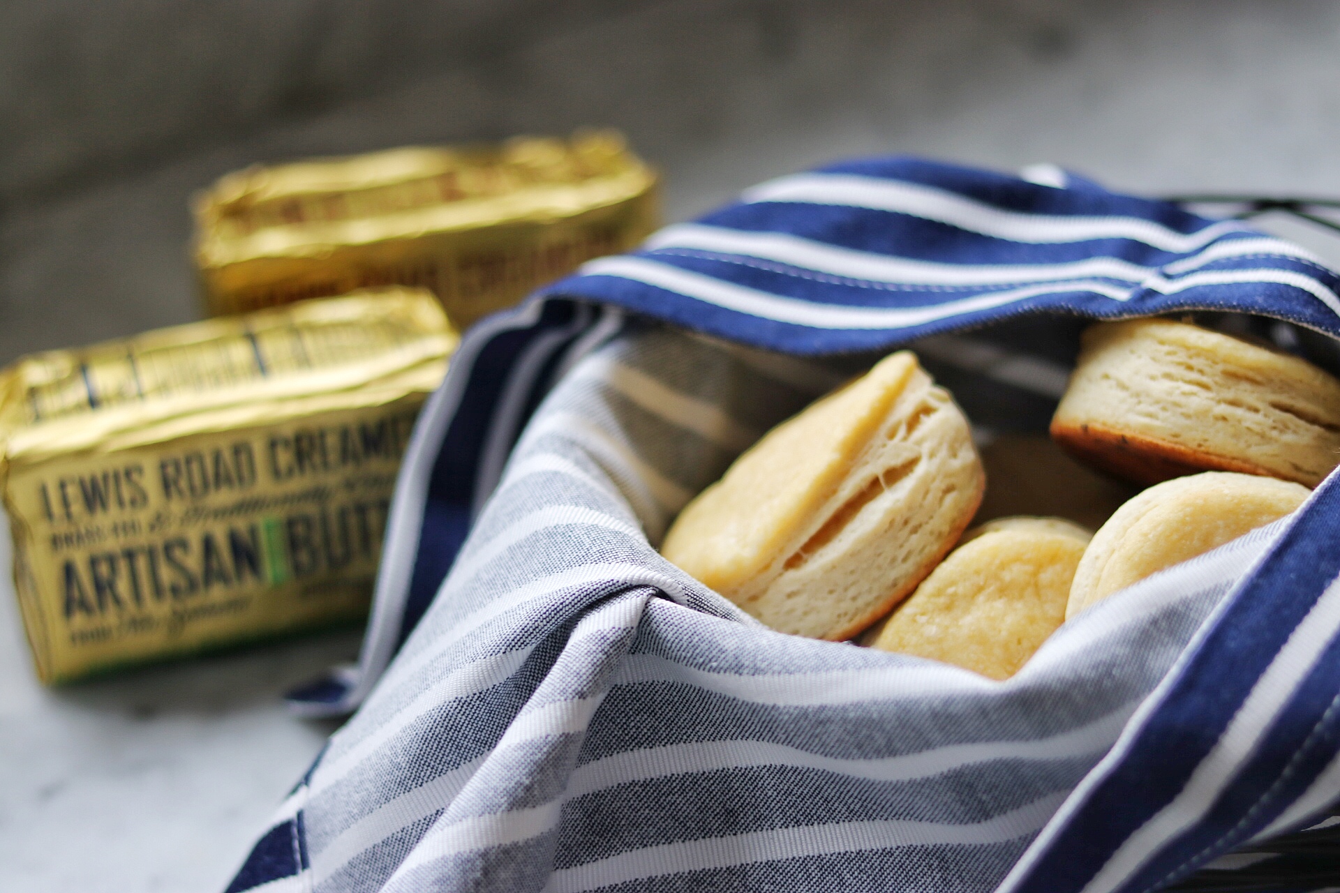 how to make buttery buttermilk biscuits