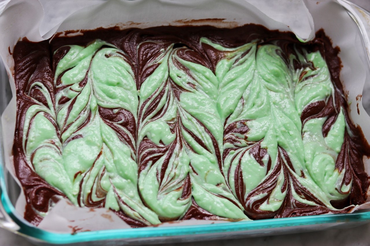 how to make mint swirl brownies for st. patrick's day