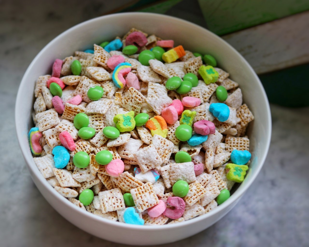 St. Patrick's Day snacks for kids - great easy party recipe idea: Leprechaun Snack Mix