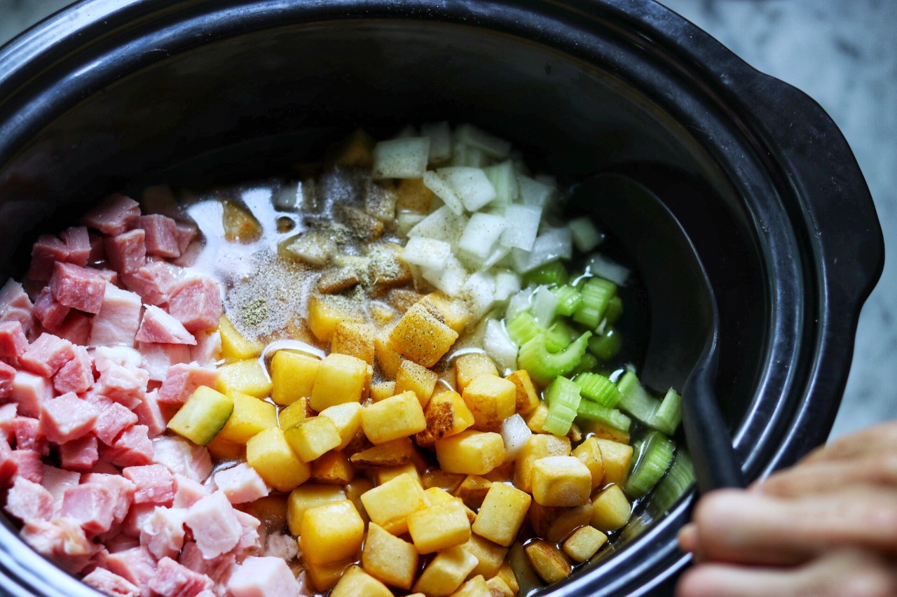 How to make Slow Cooker Cheesy Potato and Ham Soup