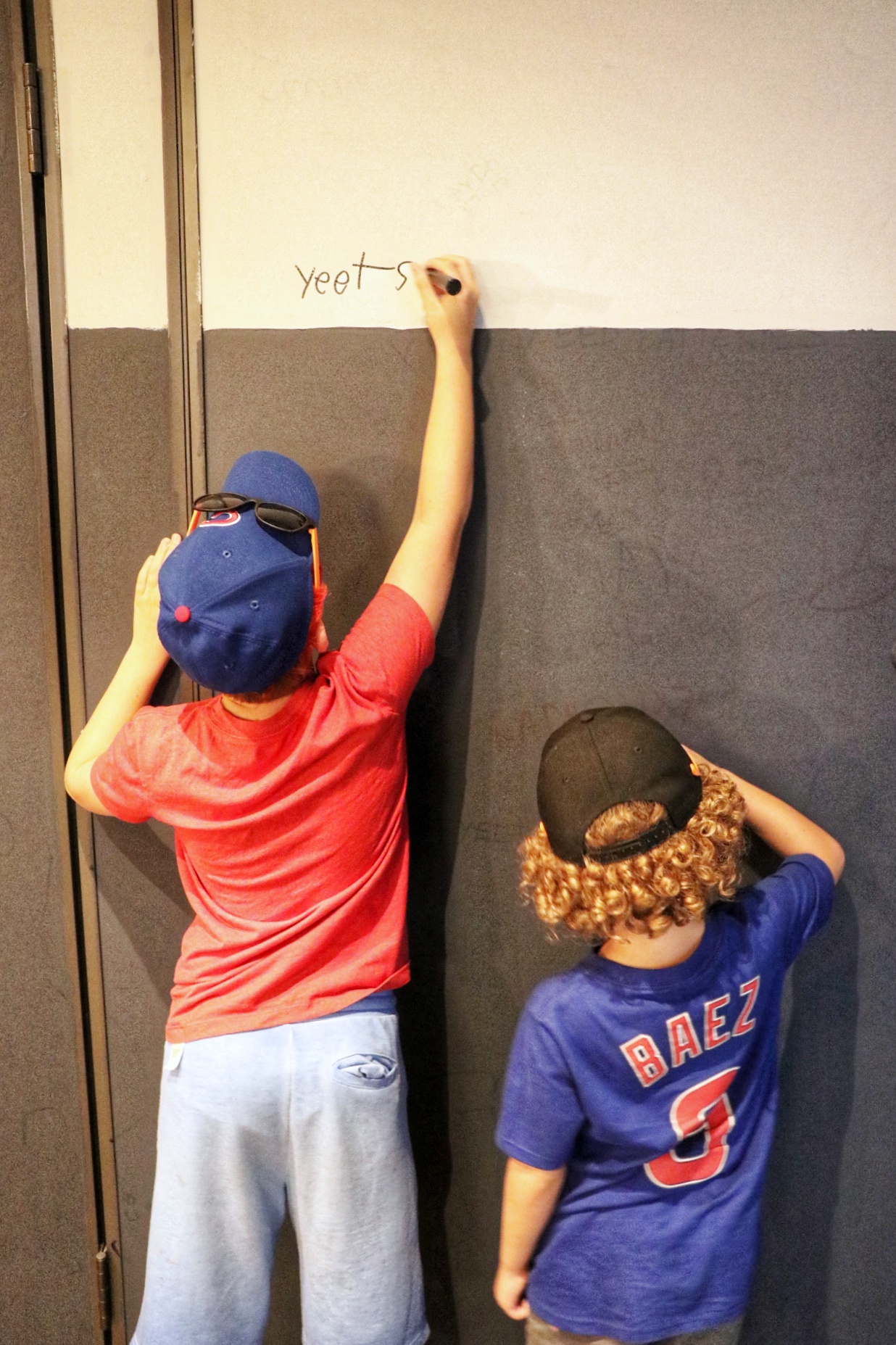 kid-friendly restaurants in Chicago: let them leave their mark on the wall at Gino's East