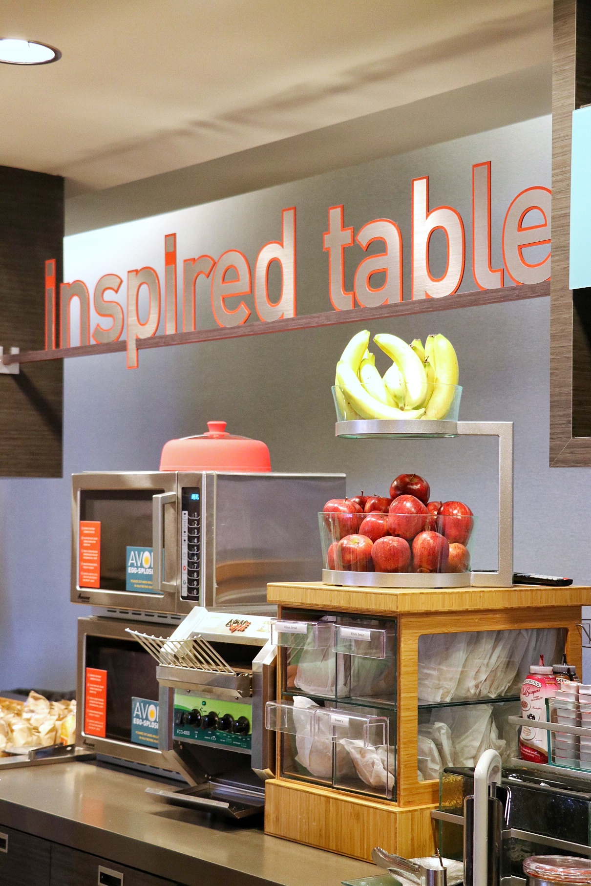 Home2 Suites Kansas City Downtown breakfast area
