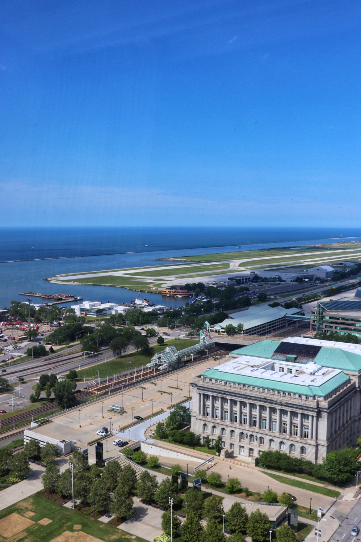 the Hilton Cleveland downtown hotel rooms have a view of lake erie or the downtown city