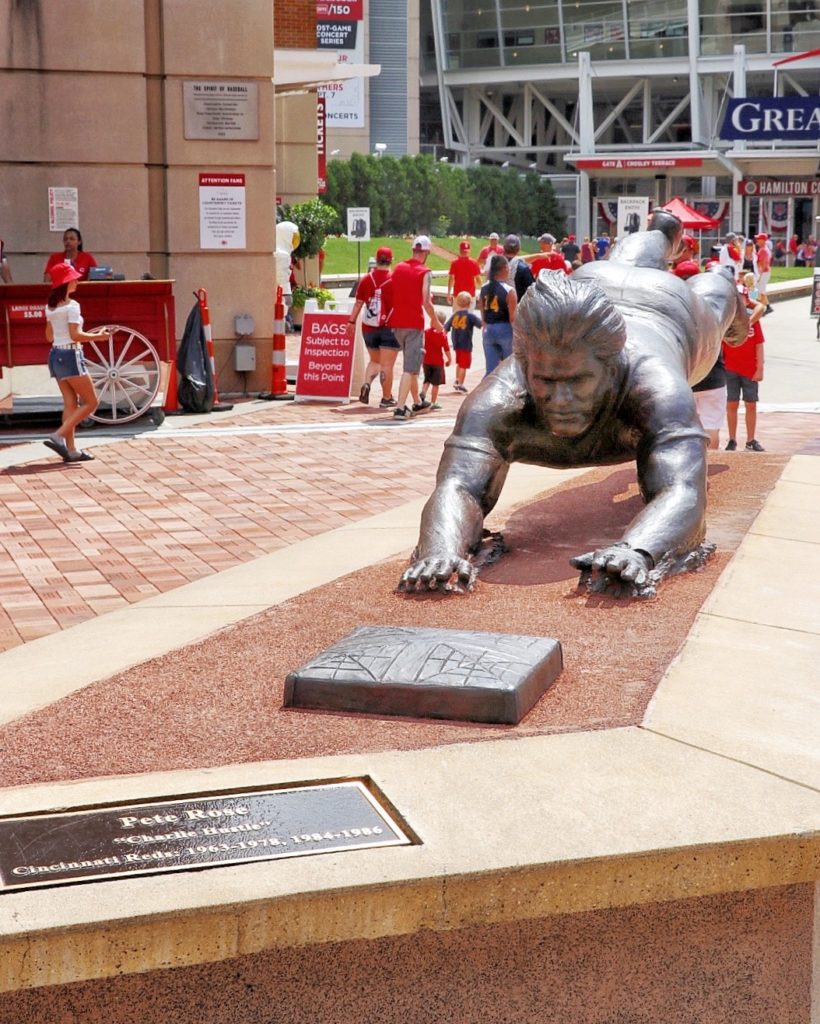 Pete Rose statue ay Great American Ballpark