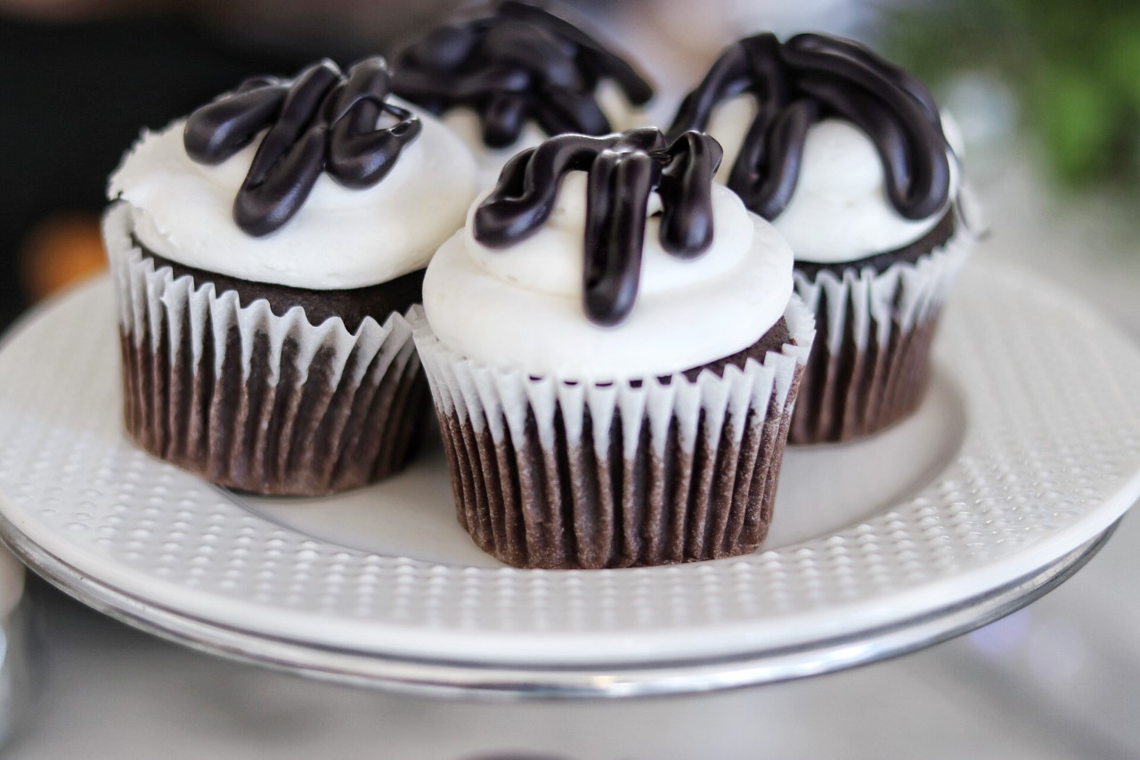 Bendy birthday party food idea: cupcakes with white frosting and black candy melt drips for a cupcake topper
