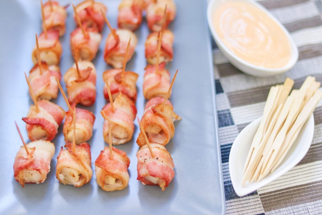 air fryer scallops wrapped in bacon with sriracha mayo dipping sauce
