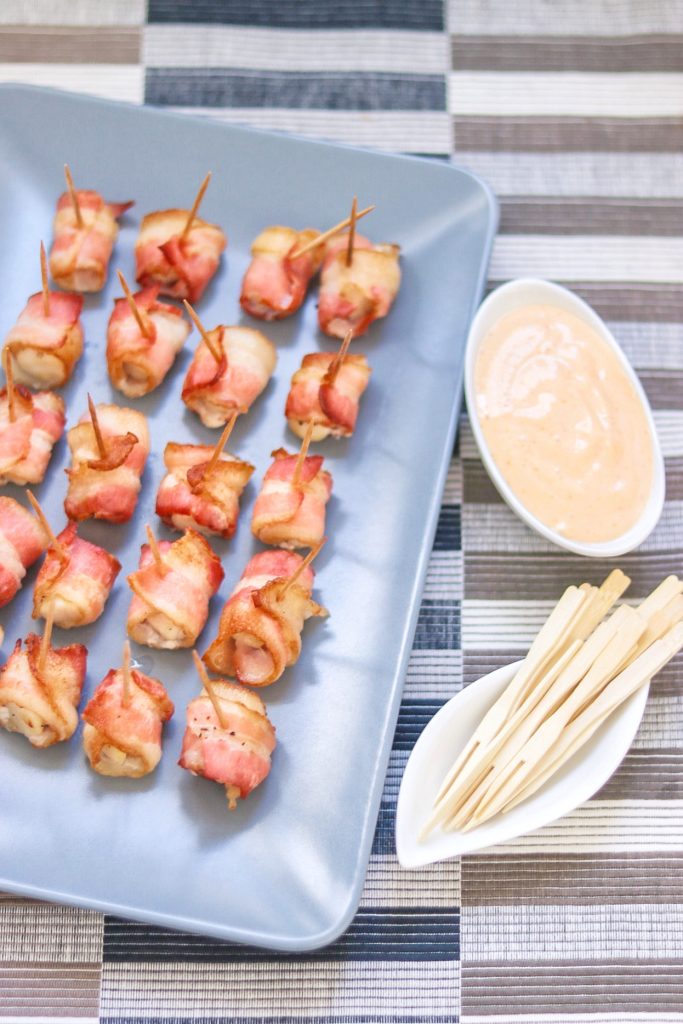 air fryer bacon wrapped scallops with sriracha mayo dipping sauce