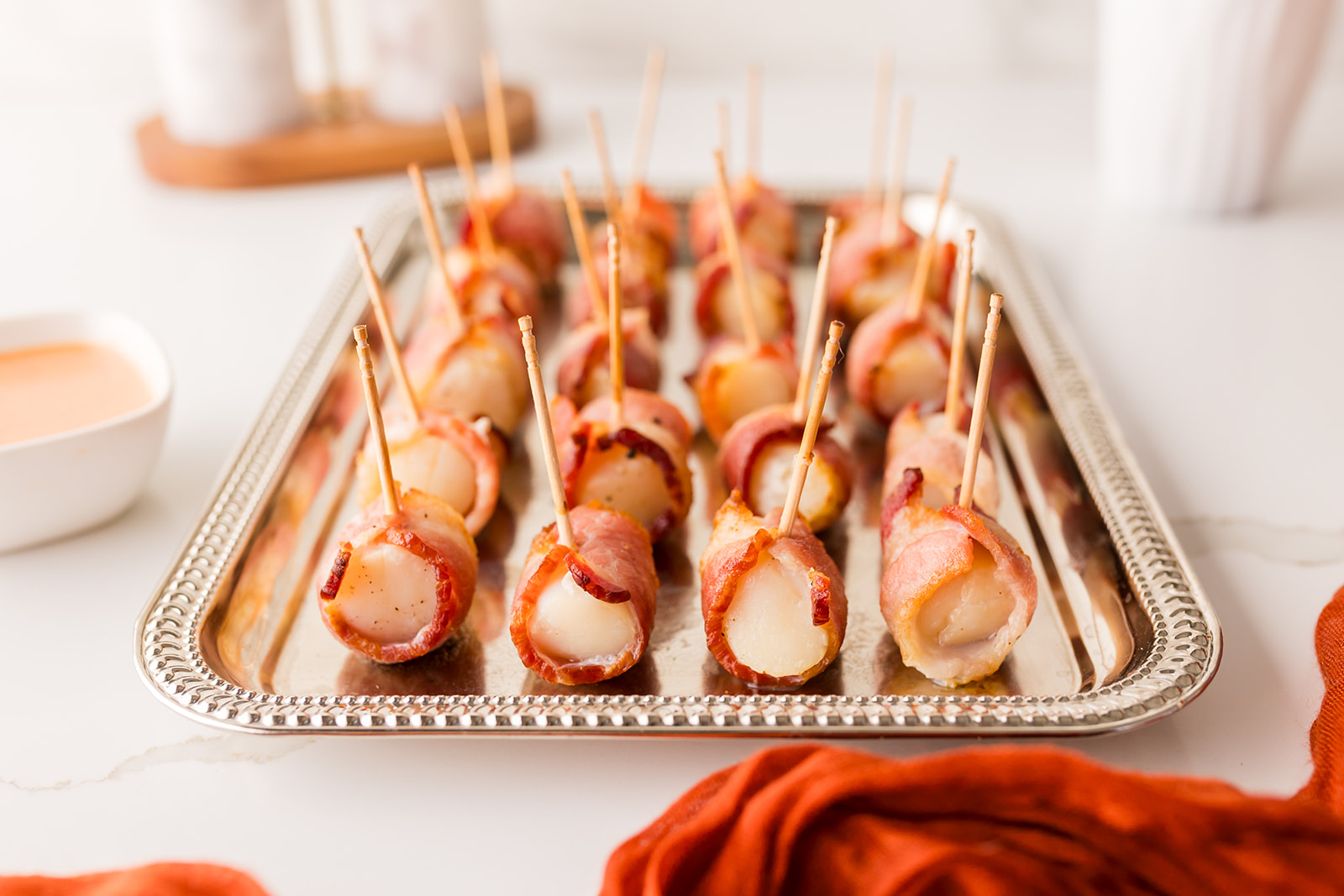 air fryer bacon wrapped scallops with sriracha mayo dipping sauce