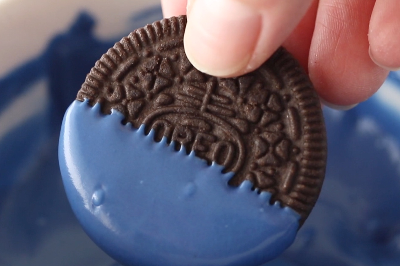 ways to use candy melts: dipping oreos in candy melts