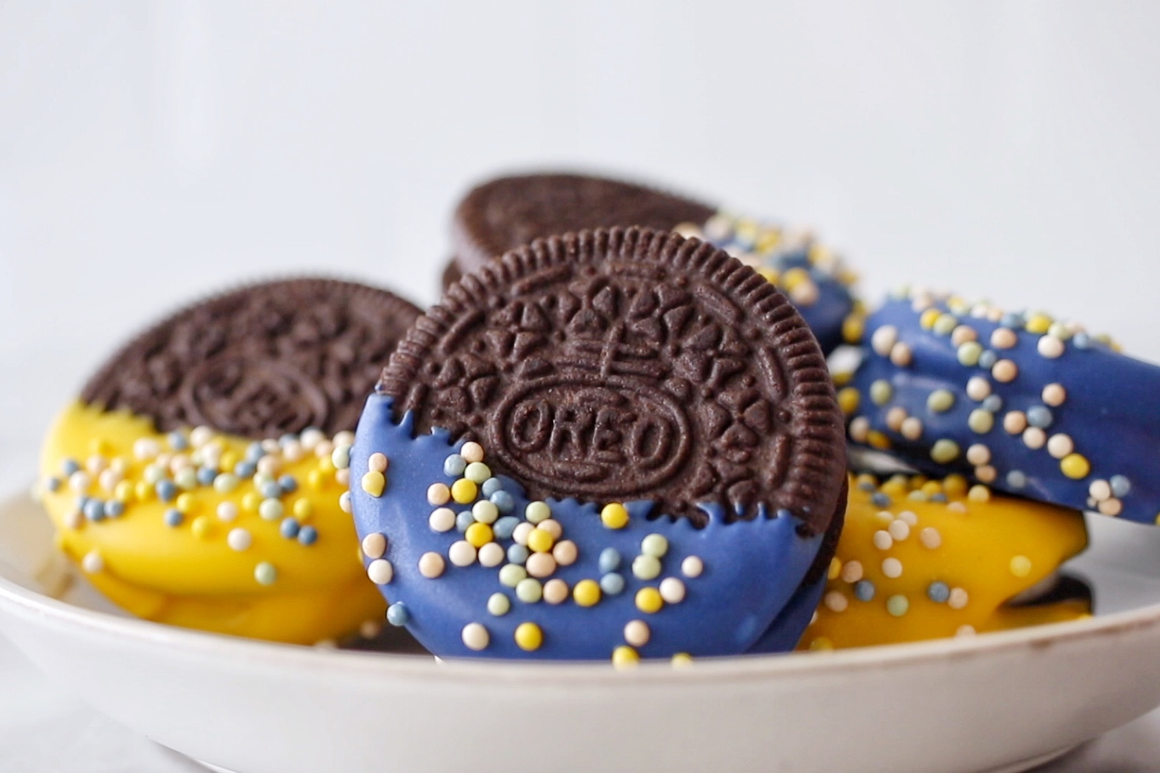 dipping oreos in candy melts