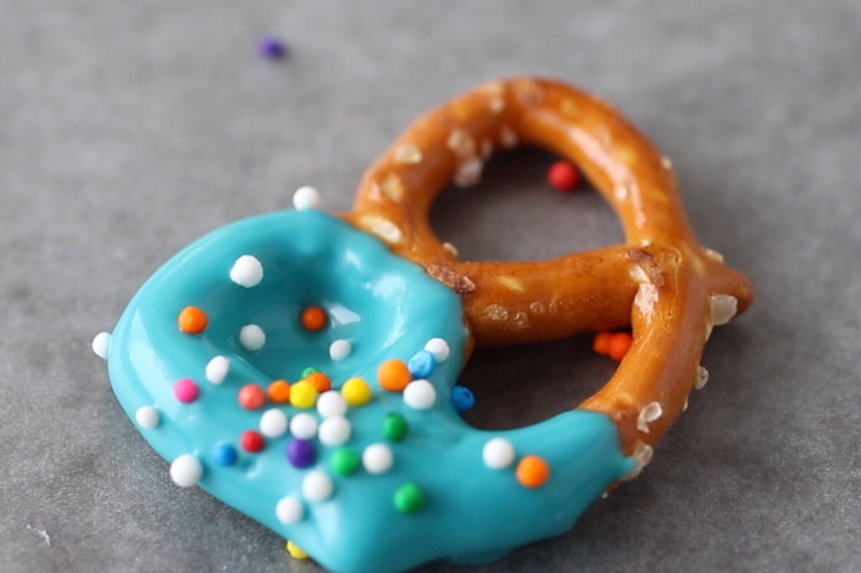 ways to use candy melts: dipped pretzels