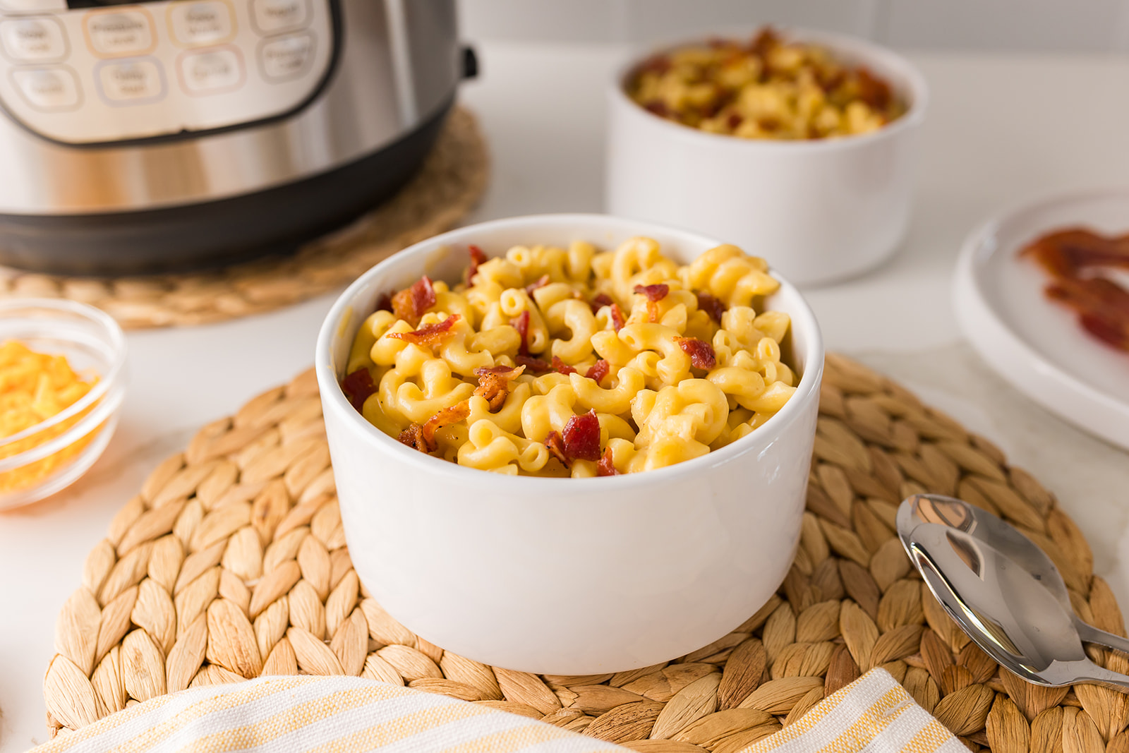 Creamy Instant Pot Bacon Mac and Cheese