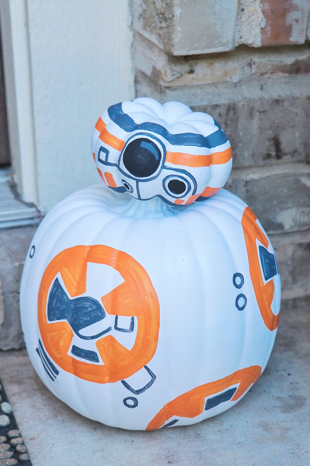 DIY BB-8 pumpkin craft (Star Wars Halloween decoration ideas)