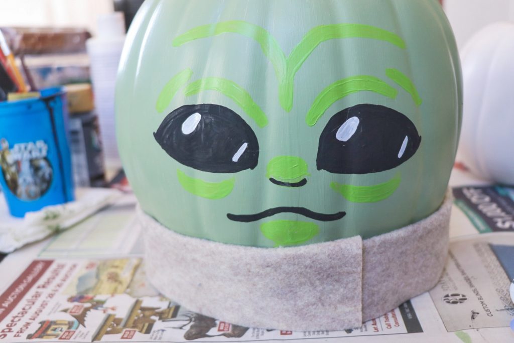 Star Wars Halloween decorations: DIY Baby Yoda pumpkin craft