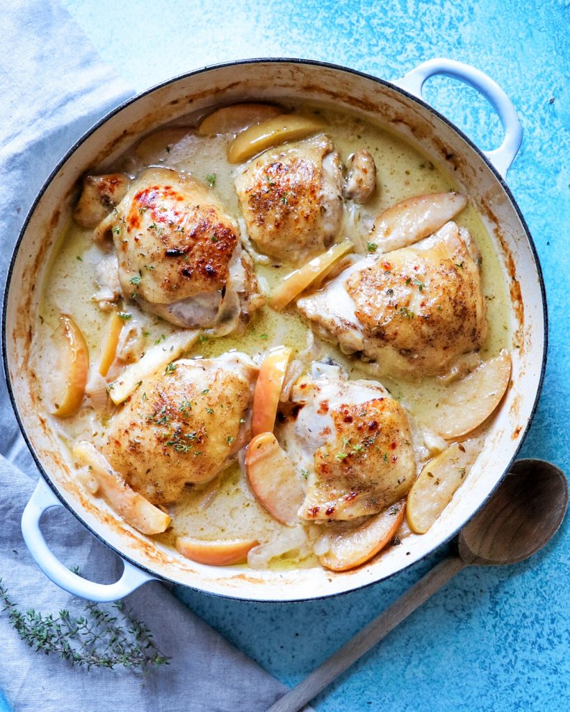 baked chicken with apples and onions