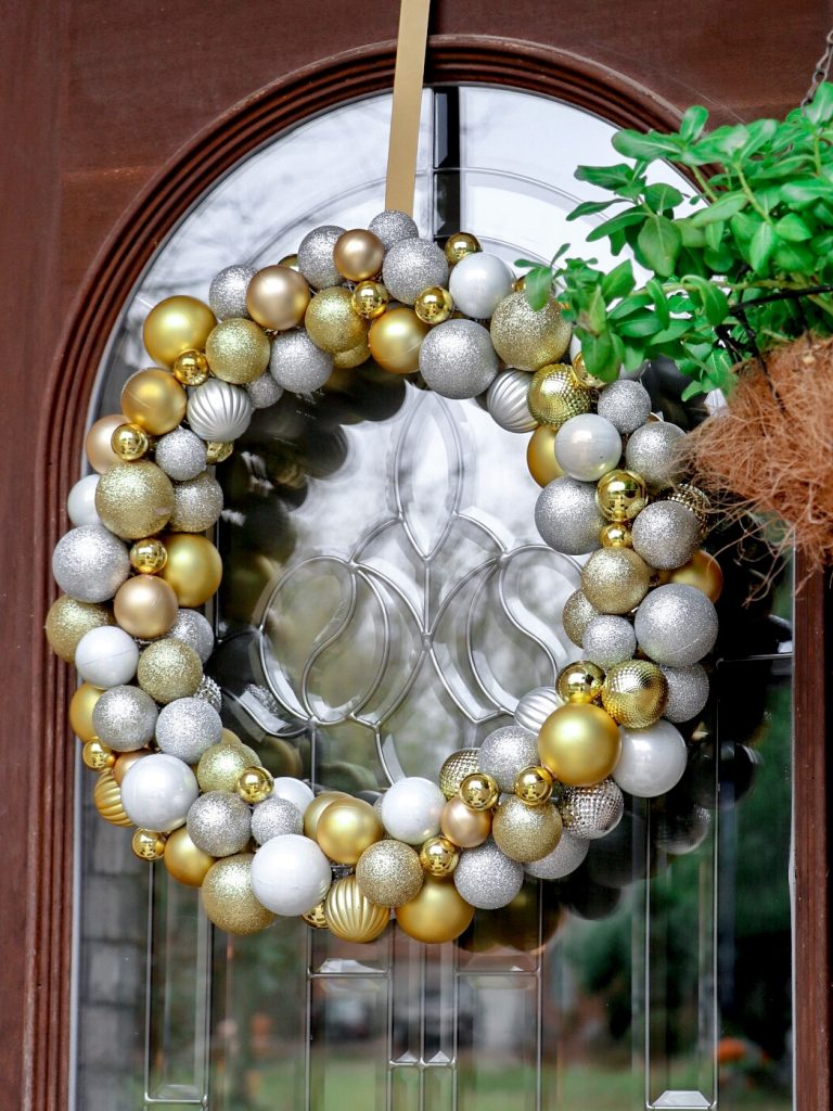 DIY Christmas ball wreath 