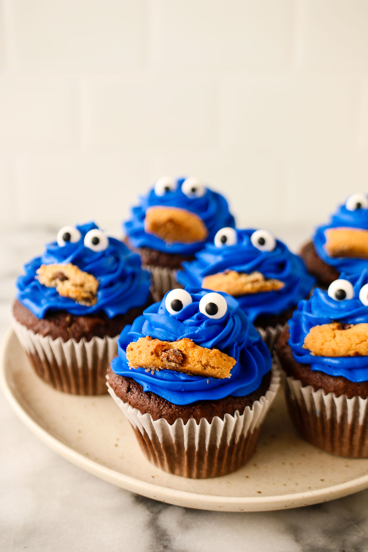 Fun cupcake topper ideas: DIY Cookie Monster cupcakes
