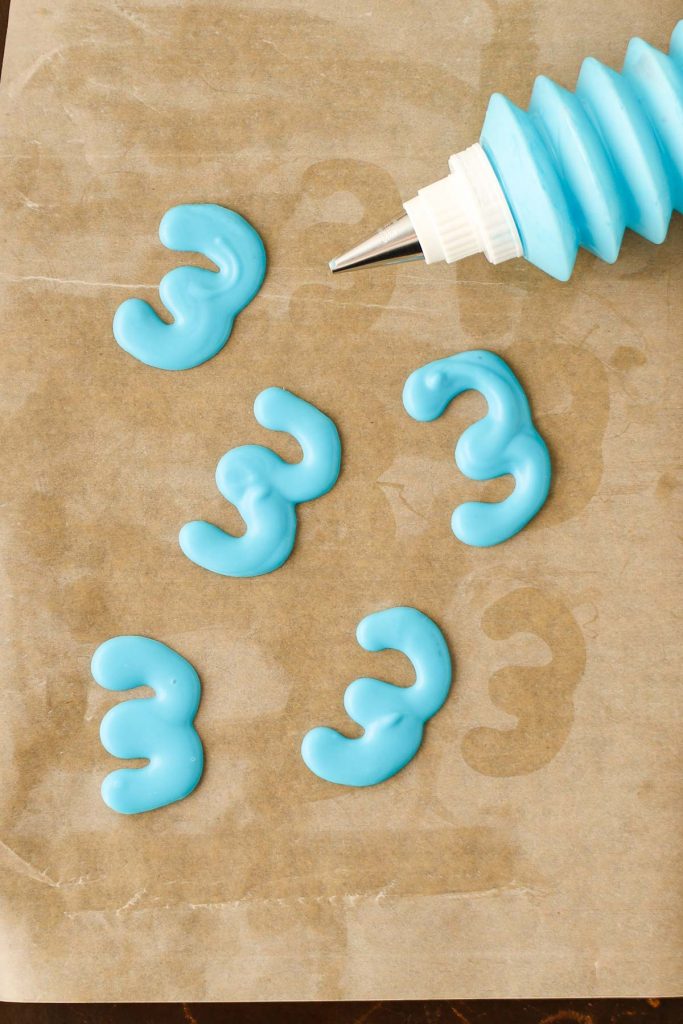 easy cupcake topper ideas: candy melt cupcake decorations