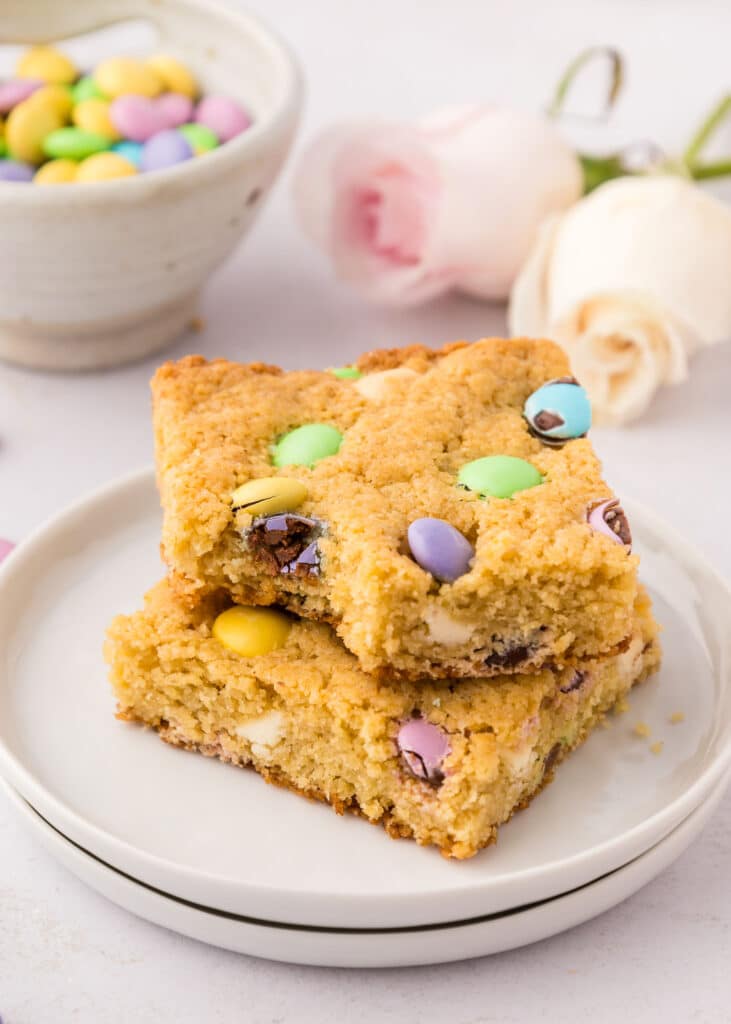 M&M Blondies (delicious blonde brownies recipe)