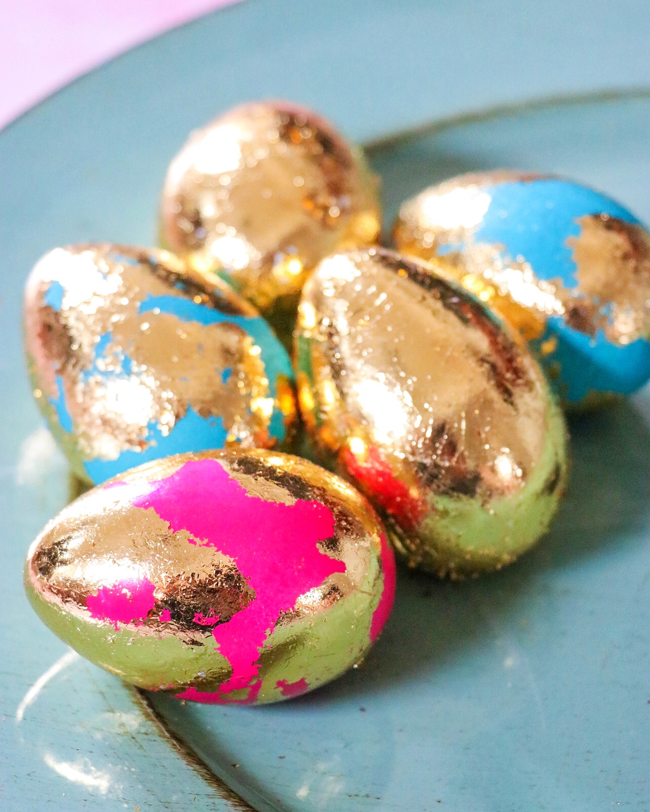 the prettiest easter eggs: easy gold leaf easter eggs