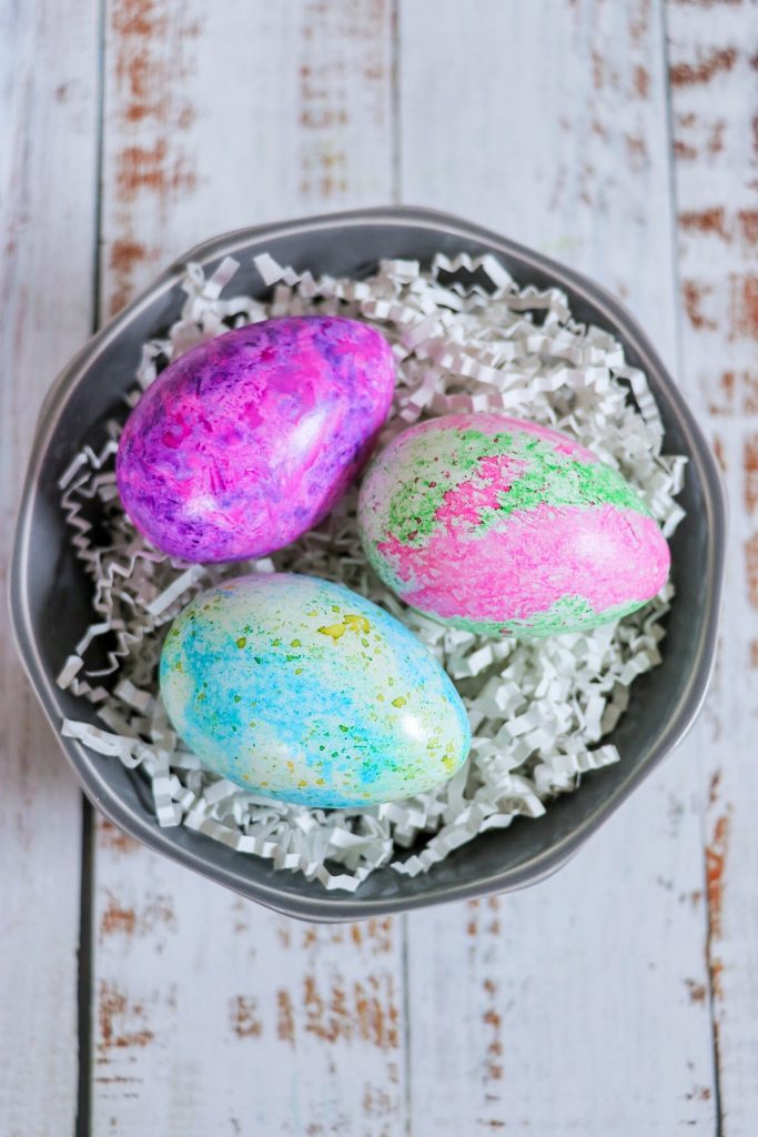 beautiful easter eggs decoration ideas: oil marbled easter eggs