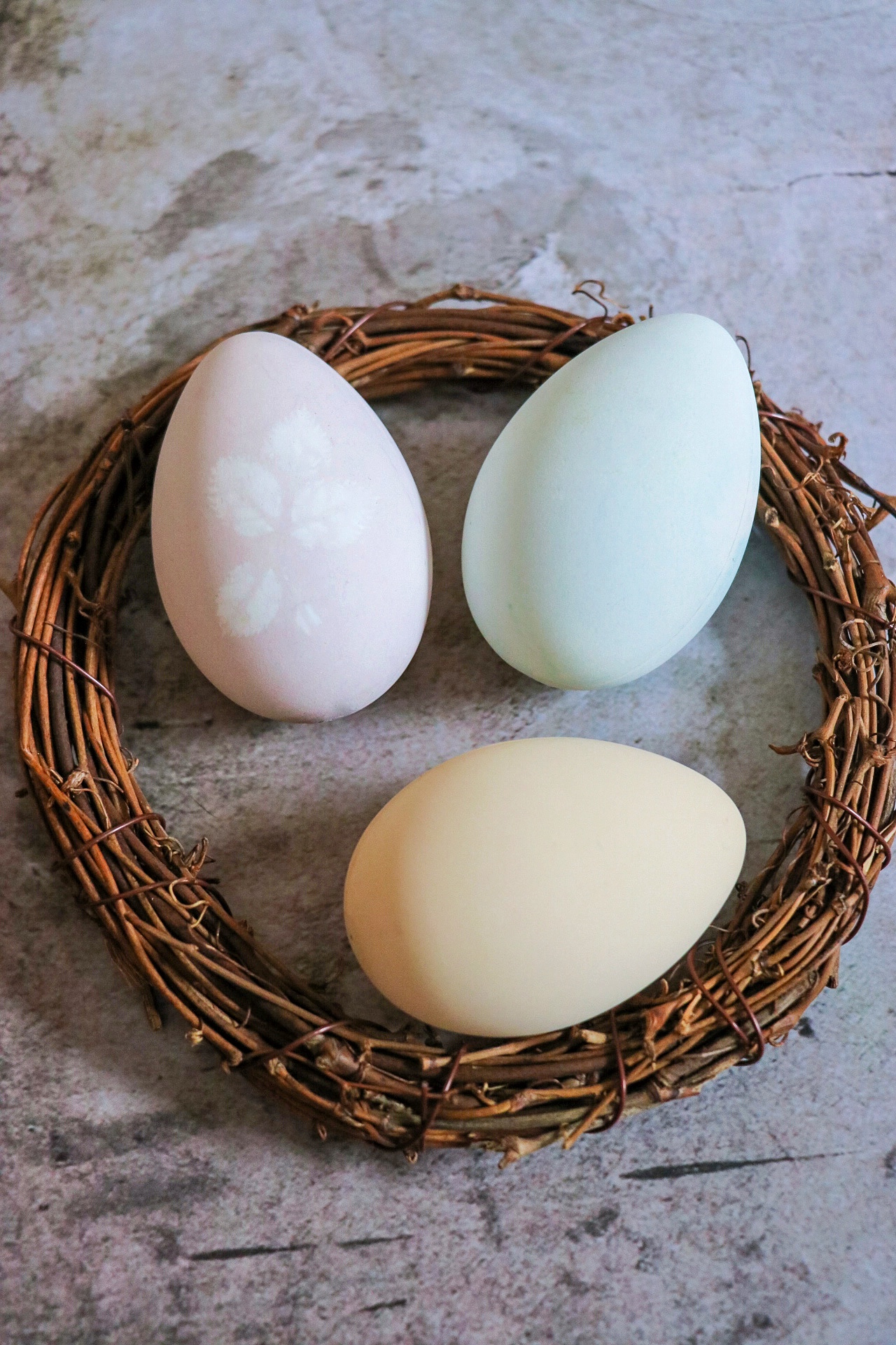 beautiful easter eggs: naturally dyed easter eggs