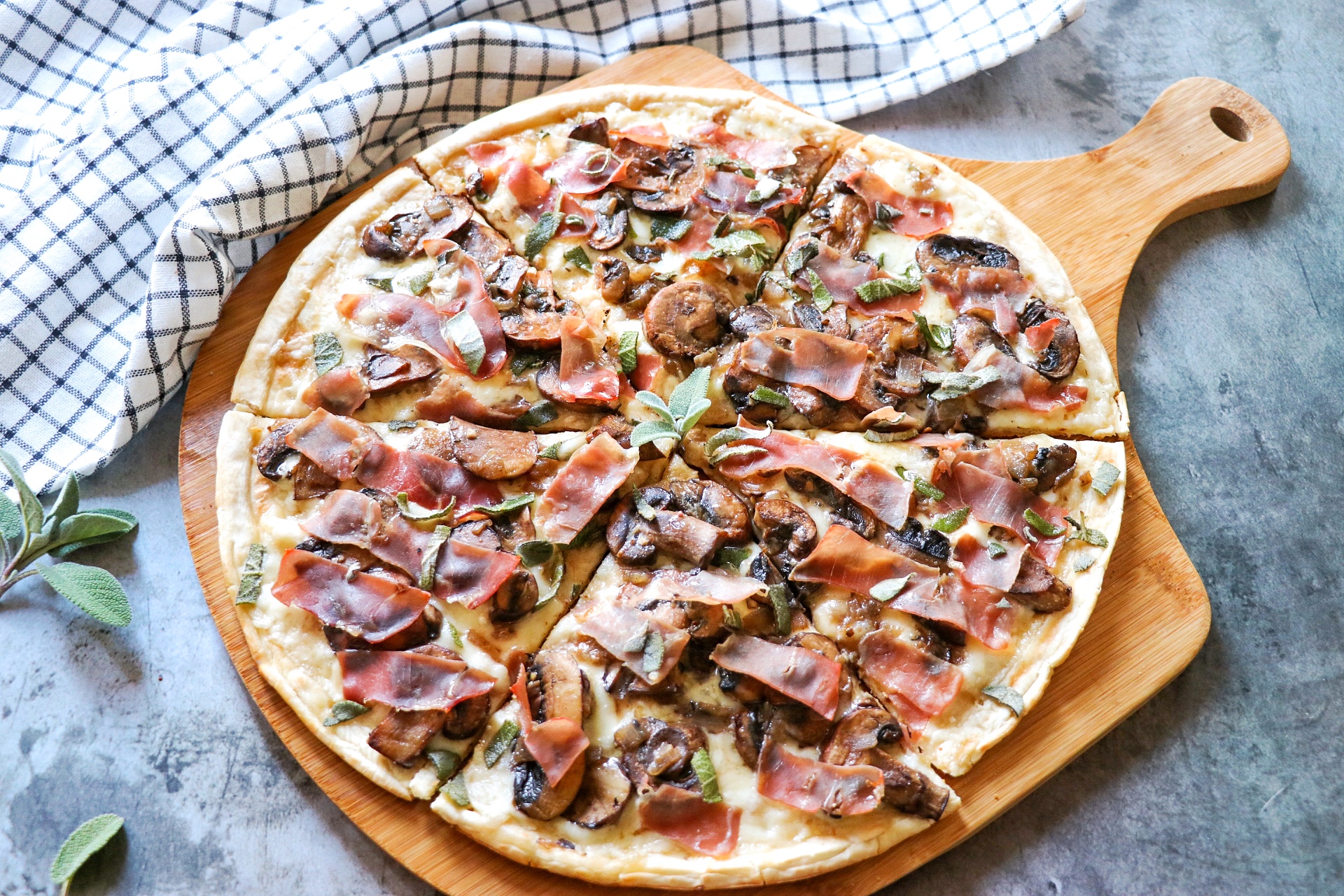 mushroom and prosciutto pizza