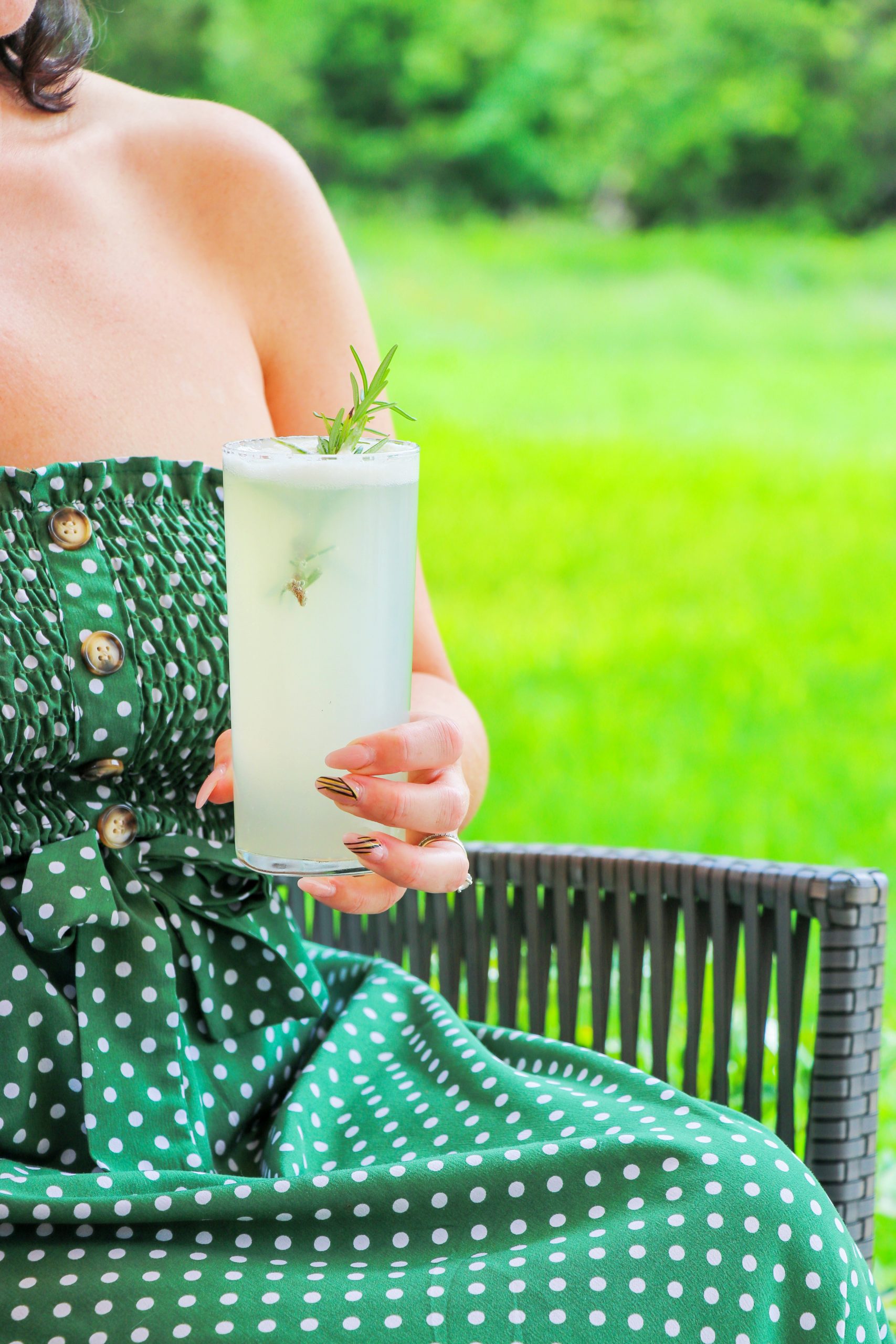 rosemary cocktails: Low Carb Peach and Rosemary Gin Fizz