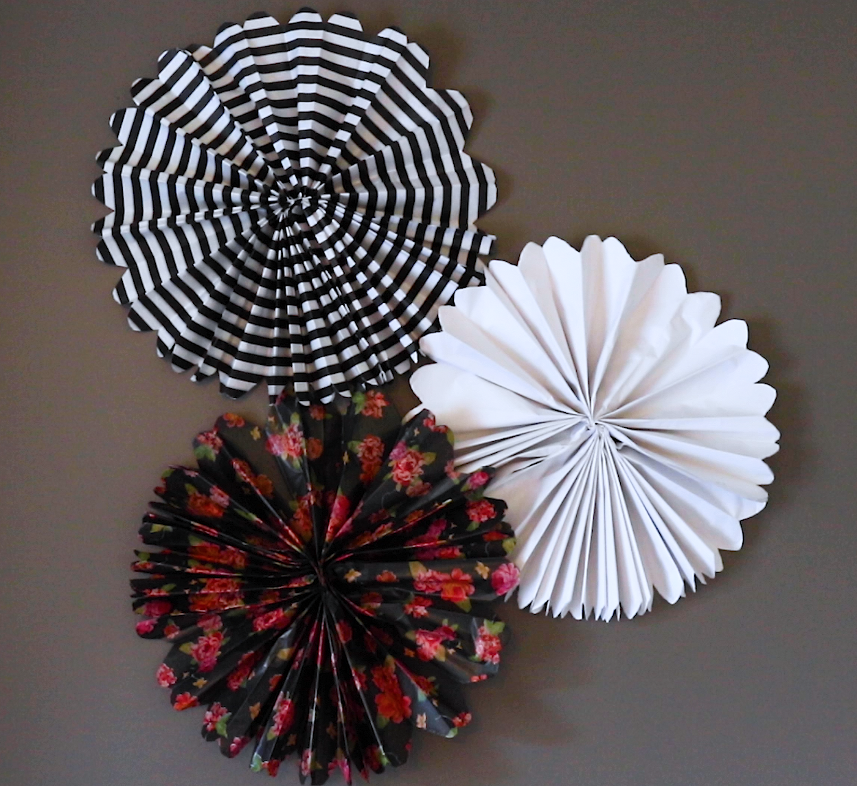 DIY Paper Fan Decorations. DIY Paper Rosettes instructions (how to make paper rosettes)