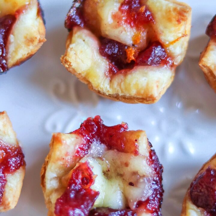 Cranberry-Brie Bites (easy, 4-ingredient party food idea perfect for the holidays)