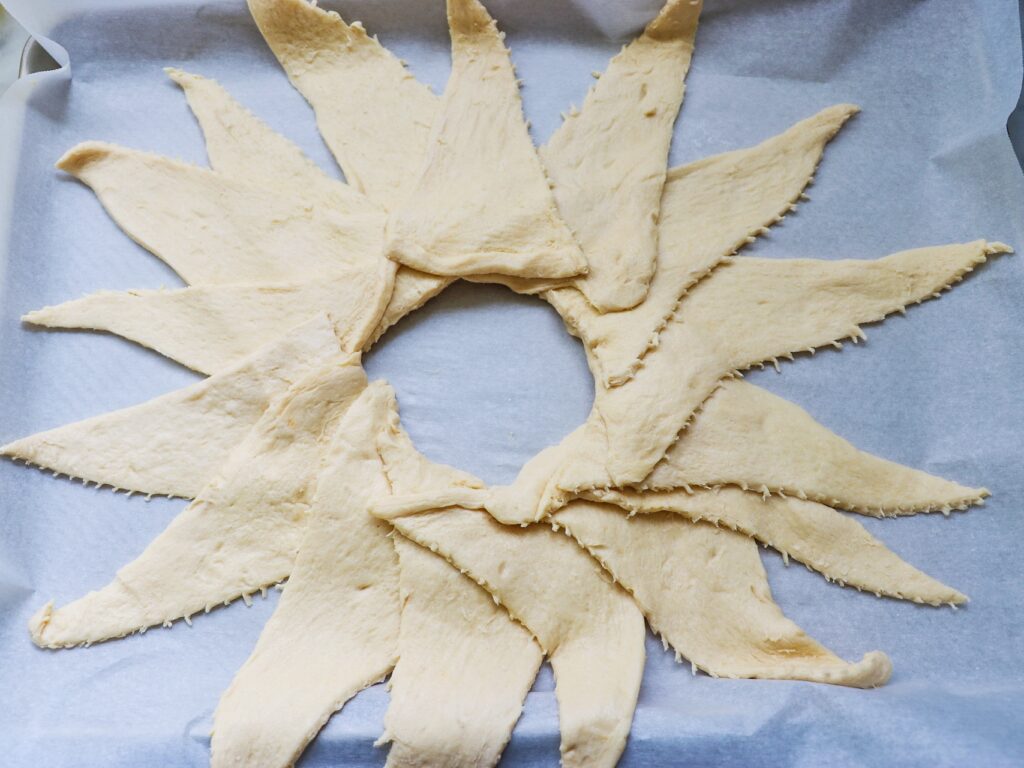 How to make a crescent roll wreath