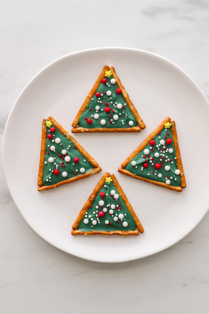 pretzel Christmas tree treats: candy melt Christmas trees