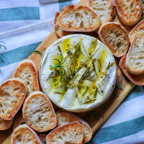 Garlic and Herb Baked Camembert (camembert baked in the box)
