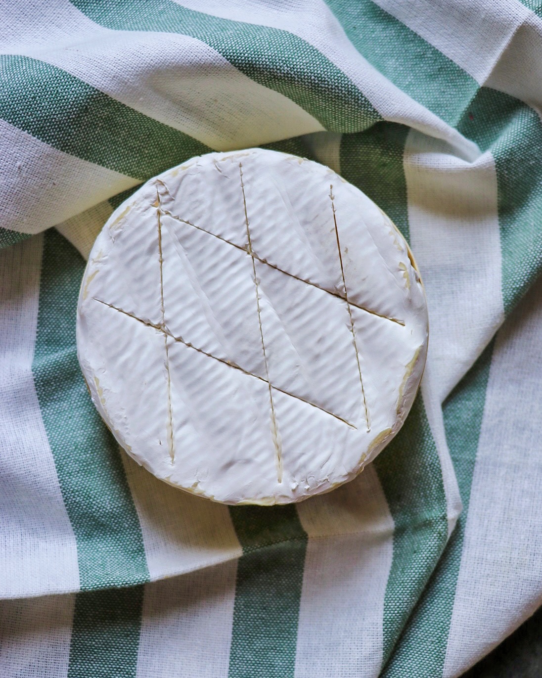 Camembert baked in the box (baked Camembert appetizer)