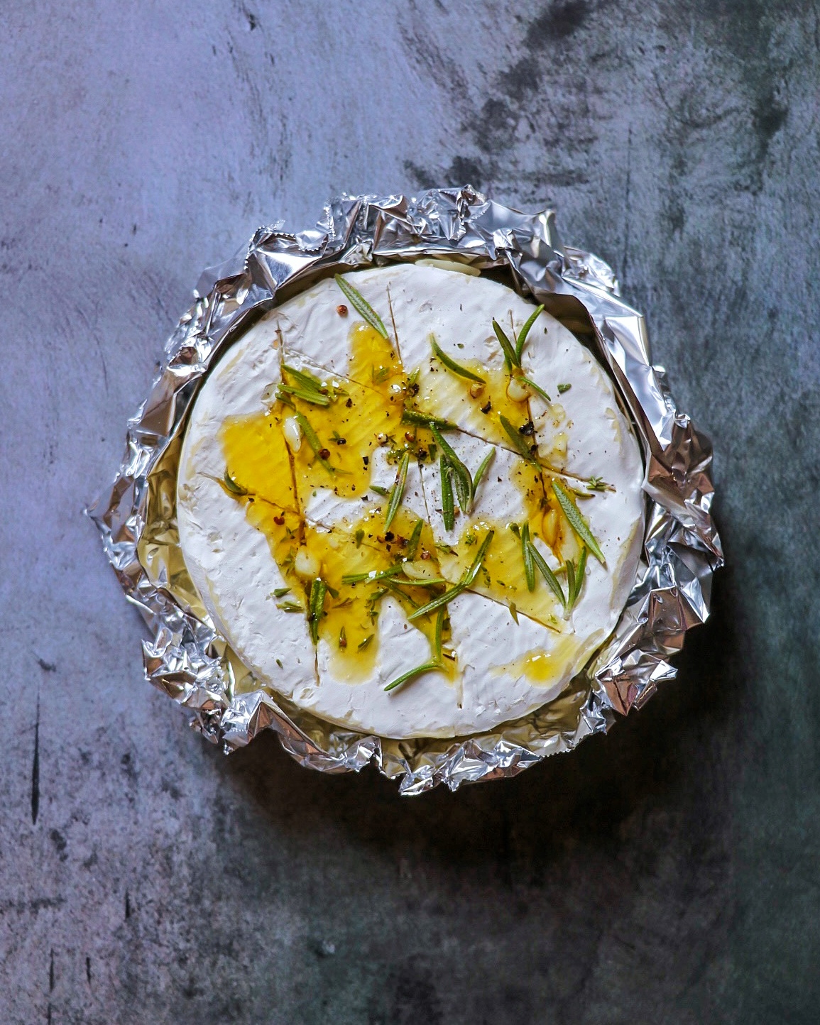 how to serve Camembert cheese (instructions for making baked Camembert appetizer)