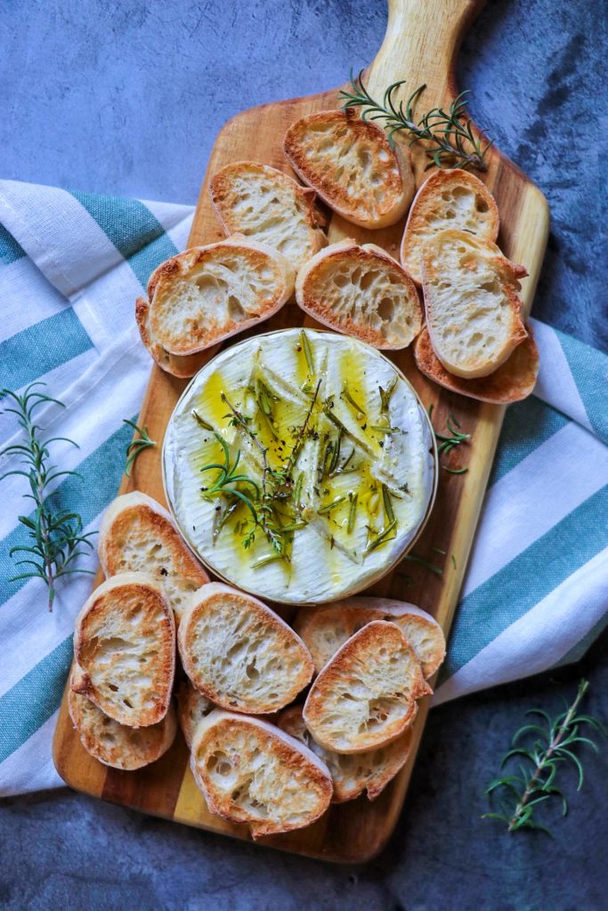 Garlic and Herb Baked Camembert (Camembert baked in the box)