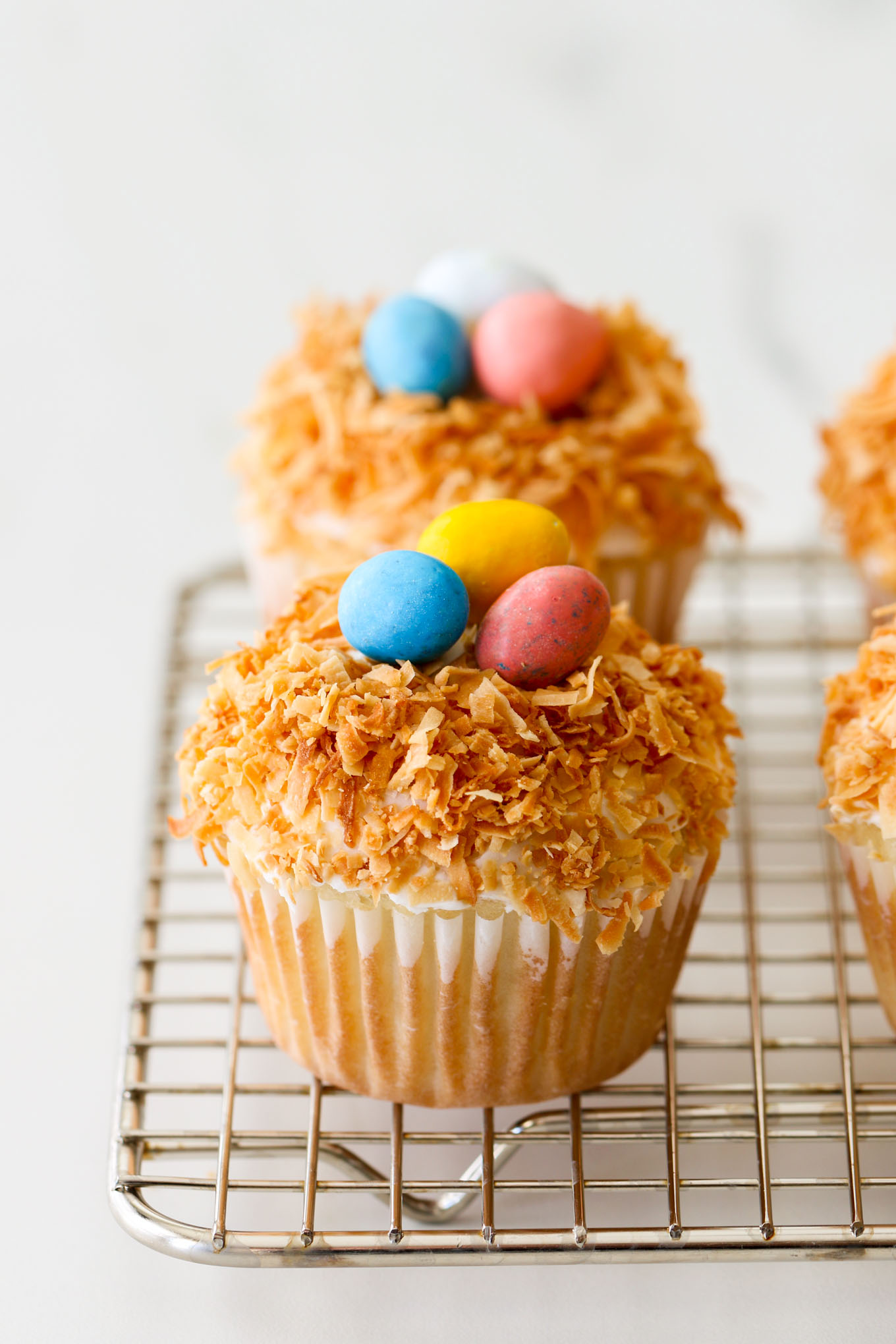 spring cupcake decorating ideas: birds nest cupcakes with toasted coconut