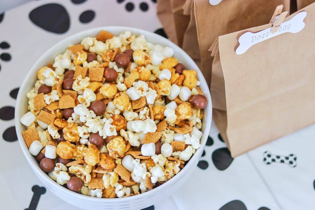 dog and cat party food: doggie bag snack mix