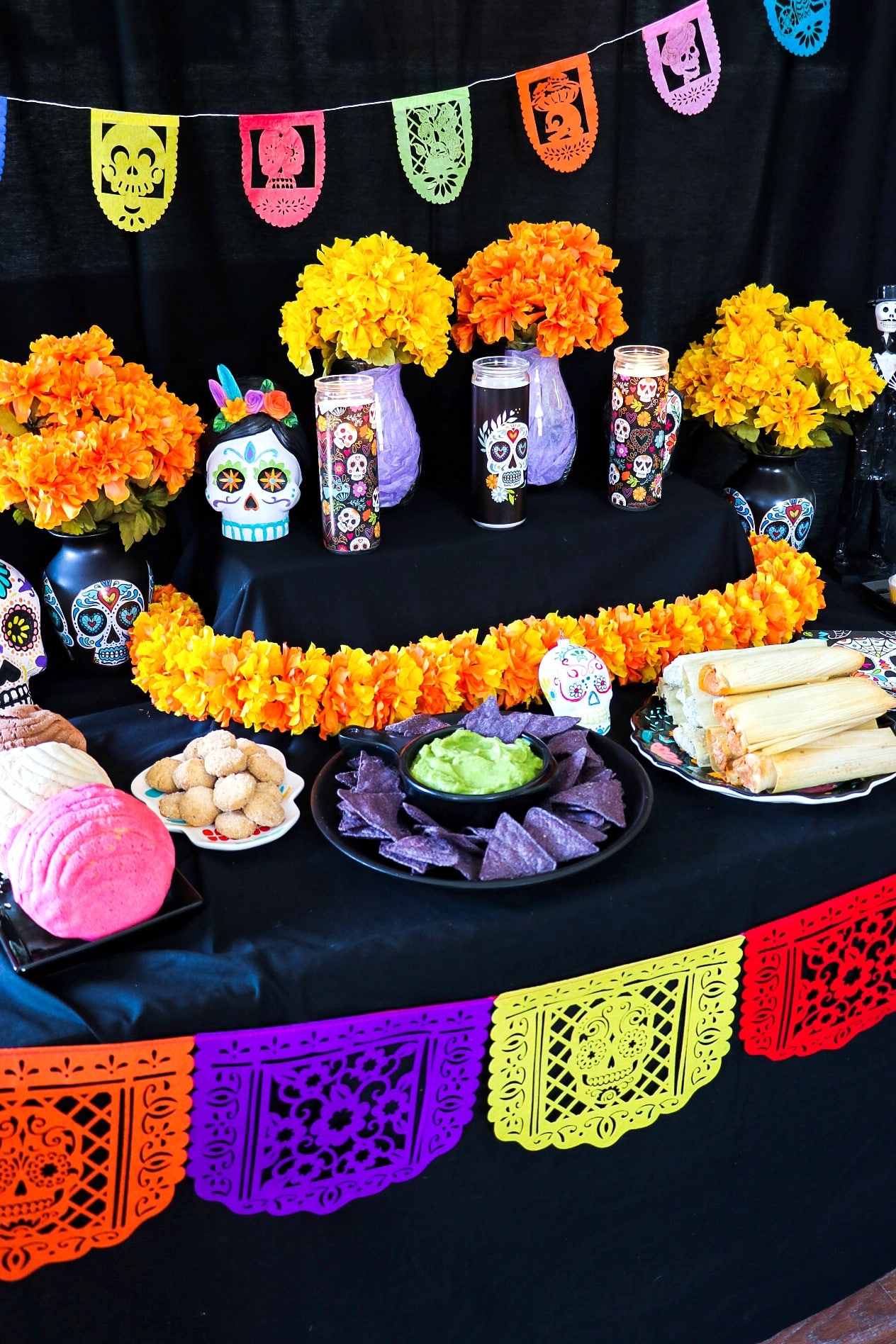 Day of the Dead decoration ideas: Dia de los Muertos table