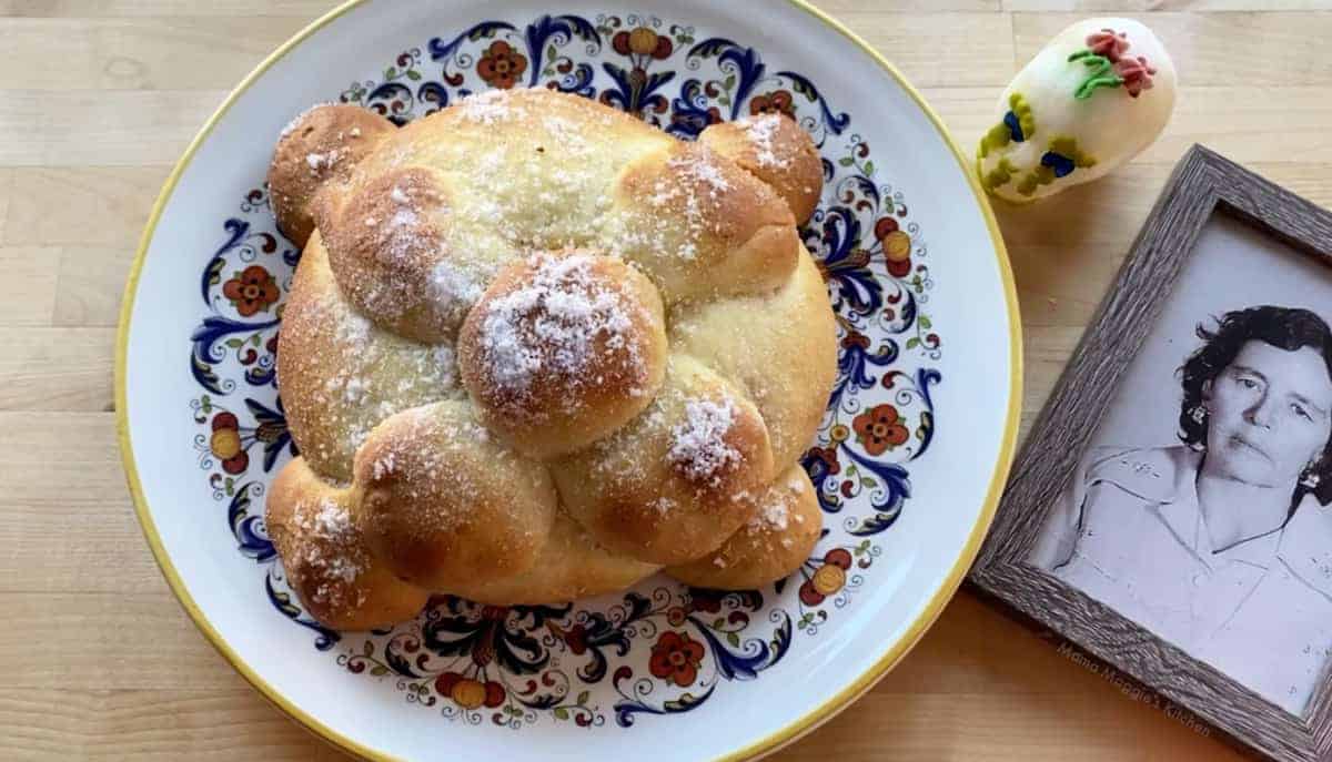 Ideas for a Day of the Dead theme party: Pan de Muerto